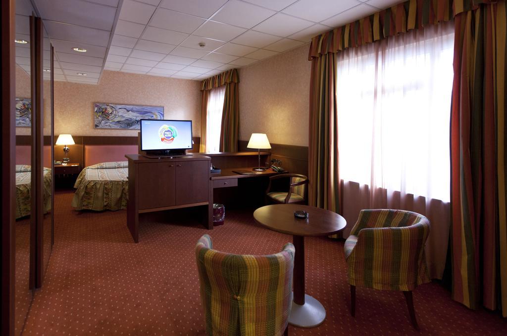 Palace Hotel Moderno Pordenone Rum bild